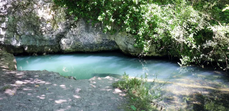 SAKARYA'NIN SAKLI KALMIŞ DOĞA HARİKASI BURAYI İLK KEZ GÖRECEKSİNİZ: MAĞARANIN ÜZERİNDEKİ HAVUZ HAYRAN BIRAKIYOR BUZ GİBİ SUYUYLA KEŞFEDİLMEYİ BEKLEYEN 'SAKLI CENNET'