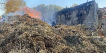 SAMANLIKTA ÇIKAN YANGINDA BİN BALYA KÜL OLDU