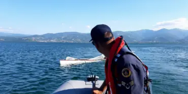 SAPANCA GÖLÜ'NDE MAHSUR KALAN YELKENLİNİN İMDADINA JANDARMA BOT TİMİ YETİŞTİ DEVRİYE ESNASINDA VATANDAŞI FARK EDİNCE YARDIMINA KOŞTULAR