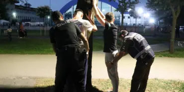 ŞEHRİN EN YOĞUN PARK VE BAHÇELERİNDE POLİSTEN UYGULAMA 250 ŞAHSA GBT SORGULAMASI YAPILDI, 3 ŞAHIS YAKALANDI, 1 ADET SİLAH ELE GEÇİRİLDİ