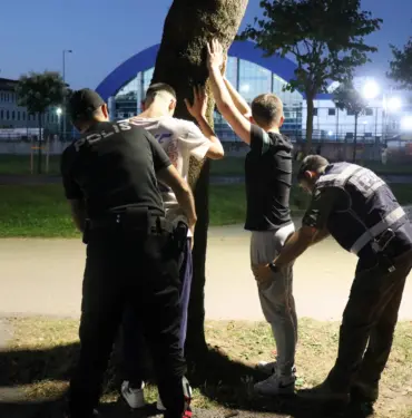 ŞEHRİN EN YOĞUN PARK VE BAHÇELERİNDE POLİSTEN UYGULAMA 250 ŞAHSA GBT SORGULAMASI YAPILDI, 3 ŞAHIS YAKALANDI, 1 ADET SİLAH ELE GEÇİRİLDİ