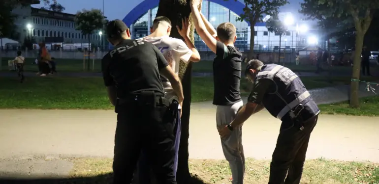 ŞEHRİN EN YOĞUN PARK VE BAHÇELERİNDE POLİSTEN UYGULAMA 250 ŞAHSA GBT SORGULAMASI YAPILDI, 3 ŞAHIS YAKALANDI, 1 ADET SİLAH ELE GEÇİRİLDİ