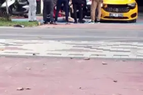 TİCARİ TAKSİ İLE ÇARPIŞAN MOTOSİKLETTEKİ KURYE YARALANDI
