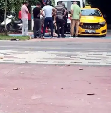 TİCARİ TAKSİ İLE ÇARPIŞAN MOTOSİKLETTEKİ KURYE YARALANDI