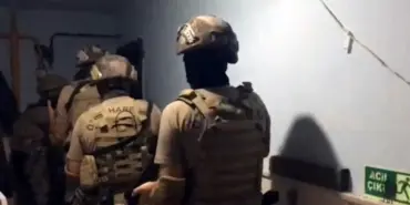 UYUŞTURUCUYU OTOMOBİLİN KADRANININ ARKASINA SAKLAMIŞ SAKARYA'DA ONLARCA KİLOGRAM UYUŞTURUCU ELE GEÇİRİLDİ: 178 ŞÜPHELİ YAKALANDI OPERASYON ANLARI POLİS KAMERASINDA