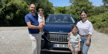 UZUN SÜREDİR BEKLEDİĞİ TOGG'A KAVUŞTU, ÇİFTE BAYRAM YAŞADI TOGG SAHİBİ HATİCE ORHAN: "YOLDA BİZİ DURDURUYORLAR, FOTOĞRAF ÇEKİLMEK İSTİYORLAR"