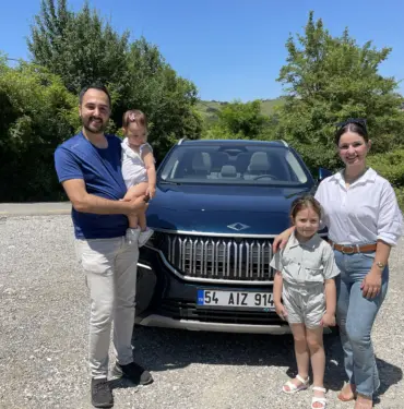 UZUN SÜREDİR BEKLEDİĞİ TOGG'A KAVUŞTU, ÇİFTE BAYRAM YAŞADI TOGG SAHİBİ HATİCE ORHAN: "YOLDA BİZİ DURDURUYORLAR, FOTOĞRAF ÇEKİLMEK İSTİYORLAR"