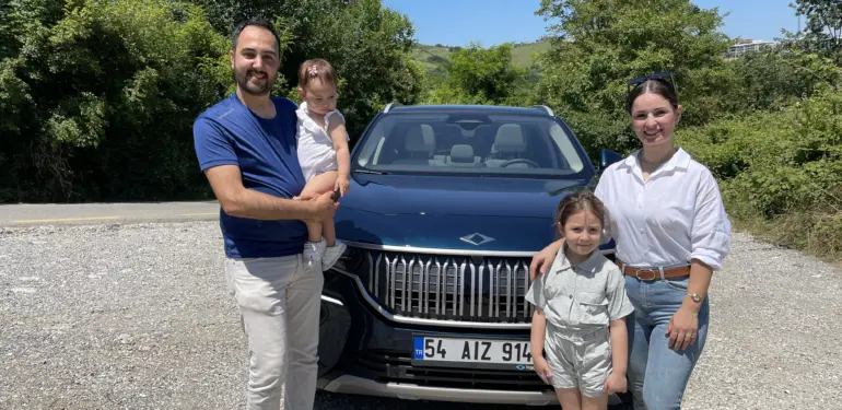 UZUN SÜREDİR BEKLEDİĞİ TOGG'A KAVUŞTU, ÇİFTE BAYRAM YAŞADI TOGG SAHİBİ HATİCE ORHAN: "YOLDA BİZİ DURDURUYORLAR, FOTOĞRAF ÇEKİLMEK İSTİYORLAR"