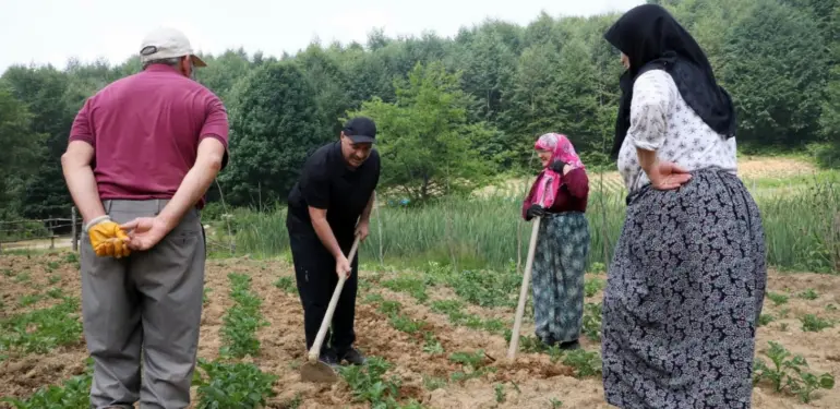 VALİ KALDIRIM, ELİNE ALDIĞI ÇAPAYLA VATANDAŞA YARDIM ETTİ ÇAPA YAPARKEN VATANDAŞLA SOHBETE DALINCA ORTAYA SAMİMİ BU GÖRÜNTÜLER ÇIKTI