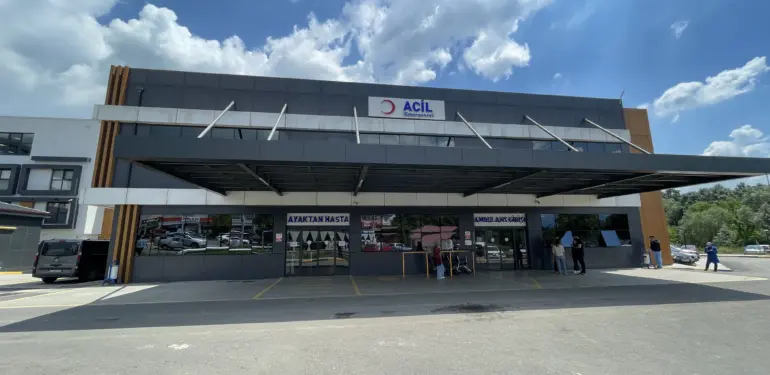 SAKARYA'DA FABRİKADA ZEHİRLENME PANİĞİ: 15'İN ÜZERİNDE İŞÇİ HASTANEYE BAŞVURDU AFAD EKİPLERİ BÖLGEDE İNCELEMELERİNİ SÜRDÜRÜYOR