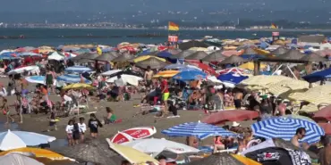 "İĞNE ATSAN YERE DÜŞMEZ" DEYİMİ GERÇEK OLDU: TATİLİN TADINI BÖYLE ÇIKARTTILAR SAKARYA VE KOCAELİ'NİN TATİL BELDELERİNDE NÜFUS İKİYE KATLANDI