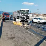 D-650'DE IŞIKTA DURAN TIRA ARKADAN ÇARPTI, O ANLAR KAMERAYA YANSIDI