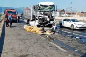 D-650'DE IŞIKTA DURAN TIRA ARKADAN ÇARPTI, O ANLAR KAMERAYA YANSIDI