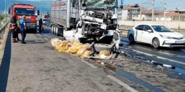 D-650'DE IŞIKTA DURAN TIRA ARKADAN ÇARPTI, O ANLAR KAMERAYA YANSIDI