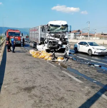 D-650'DE IŞIKTA DURAN TIRA ARKADAN ÇARPTI, O ANLAR KAMERAYA YANSIDI