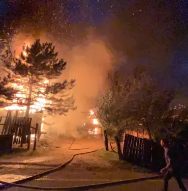 SAKARYA'DA İKİ EV VE İKİ DEPO YANDI: KUNDAKLAMA İDDİASI MAHALLELİ SOKAĞA DÖKÜLDÜ, BÖLGEYE ÇOK SAYIDA EKİP SEVK EDİLDİ