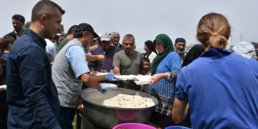 GELENEK BOZULMADI, ŞEHİTLER ZİRVEDE DUALARLA ANILDI