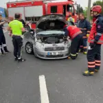 KONTROLDEN ÇIKAN OTOMOBİL ÖNCE BARİYERLERE SONRA TIRA ÇARPTI: 2 YARALI