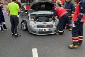 KONTROLDEN ÇIKAN OTOMOBİL ÖNCE BARİYERLERE SONRA TIRA ÇARPTI: 2 YARALI