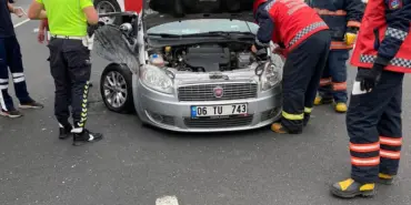 KONTROLDEN ÇIKAN OTOMOBİL ÖNCE BARİYERLERE SONRA TIRA ÇARPTI: 2 YARALI