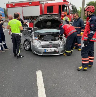 KONTROLDEN ÇIKAN OTOMOBİL ÖNCE BARİYERLERE SONRA TIRA ÇARPTI: 2 YARALI