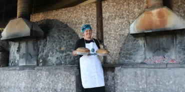 DEPREM ENKAZINDAN TOPLADIĞI TAŞLARLA YAPTIĞI FIRINDA 24 YILDIR EKMEK ÜRETİYOR FIRININA HER BAKTIĞINDA DEPREMİN YIKICI ETKİLERİNİ HİSSEDİYOR "BEN HER GÜN O ANI YAŞIYOR GİBİYİM HİÇBİRİNİ AKLIMDAN ATAMADIM"