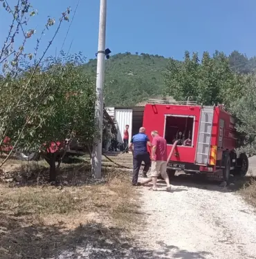 ARAZİDE ÇIKAN YANGIN AĞAÇLIK ALANA SIÇRADI, 8 DÖNÜM YER KÜL OLDU