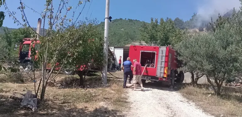 ARAZİDE ÇIKAN YANGIN AĞAÇLIK ALANA SIÇRADI, 8 DÖNÜM YER KÜL OLDU