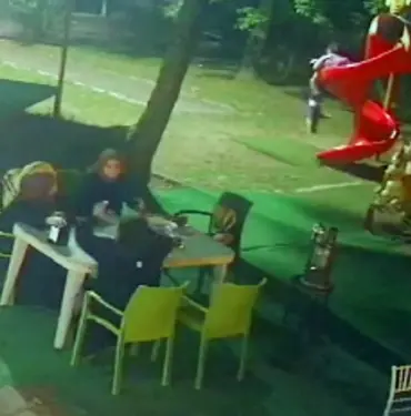 PELERİNSİZ KAHRAMAN KAYDIRAKTAN DÜŞEN ÇOCUĞU AYAKLARINDAN YAKALADI: KÜÇÜK KIZIN KAHRAMANLIĞI KAMERADA