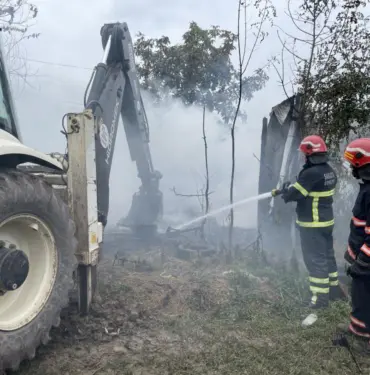 Alevlere teslim olan samanlık kül oldu