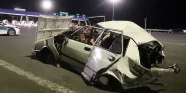 KMO'DA YOLUN ORTASINDA BIRAKILAN ARIZALI OTOMOBİLİ CİP BİÇTİ OTOMOBİLİN KAĞIT GİBİ EZİLDİĞİ KAZADA 1 KİŞİ YARALANDI