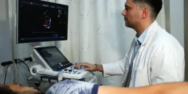 KALP KRİZLERİNDEKİ ARTIŞ TEDİRGİN EDİYOR: MERAK EDİLENLERİ UZMANI CEVAPLADI PANDEMİ SONRASI DAHA FAZLA DİKKAT ÇEKMEYE BAŞLADI ENDİŞE DUYULAN KONUYA UZMANI NOKTAYI KOYDU DOÇ. DR. AKSOY: "VİRÜSE VEYA AŞILARA BAĞLI OLARAK KALP KRİZİNDE ARTIŞ OLDUĞUNA DAİR BİR KANIT YOK" "1 DERECELİK SICAKLIK ARTIŞI KALP KRİZİ RİSKİNİ YÜZDE 4 ARTIRIYOR"