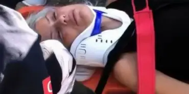KAZADA YARALANDI, SAĞLIKÇILARA 'BEN ÖLDÜM MÜ' DİYE SORDU ŞOKUN ETKİSİ İLE UZUN SÜRE 'BEN ÖLDÜM MÜ' DİYE SAYIKLAYAN KADINI SAĞLIKÇILAR SAKİNLEŞTİRDİ O ANLAR KAMERADA