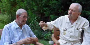 O İLÇENİN YAŞAYAN ASIRLIK ÇINARLARI BULUŞTU MUSTAFA VE RÜŞTÜ AMCA BİR ARAYA GELEREK, GEÇMİŞİ YAD ETTİ 100 YAŞINA GİREN MUSTAFA AKAR: "BELKİ BU YAŞA KADAR GELMEMİN SEBEBİ HİÇBİR ŞEYİ KAFAYA TAKMAMIŞ OLMAMDIR"