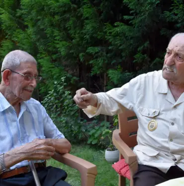 O İLÇENİN YAŞAYAN ASIRLIK ÇINARLARI BULUŞTU MUSTAFA VE RÜŞTÜ AMCA BİR ARAYA GELEREK, GEÇMİŞİ YAD ETTİ 100 YAŞINA GİREN MUSTAFA AKAR: "BELKİ BU YAŞA KADAR GELMEMİN SEBEBİ HİÇBİR ŞEYİ KAFAYA TAKMAMIŞ OLMAMDIR"