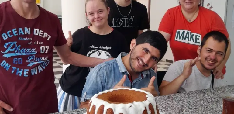 ÖZEL BİREYLER HEM ÜRETİYOR HEM KAZANIYOR