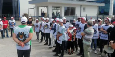 SU FABRİKASINDA İŞTEN ÇIKARILAN İŞÇİLERDEN EYLEM