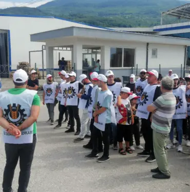 SU FABRİKASINDA İŞTEN ÇIKARILAN İŞÇİLERDEN EYLEM