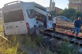 YÜK TRENİ İLE MİNİBÜS HEM ZEMİN GEÇİTTE ÇARPIŞTI 45 METRE SÜRÜKLENEN MİNİBÜSTEN SÜRÜCÜ YARA ALMADAN KURTULDU