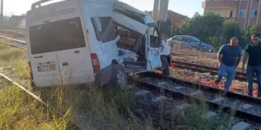 YÜK TRENİ İLE MİNİBÜS HEM ZEMİN GEÇİTTE ÇARPIŞTI 45 METRE SÜRÜKLENEN MİNİBÜSTEN SÜRÜCÜ YARA ALMADAN KURTULDU
