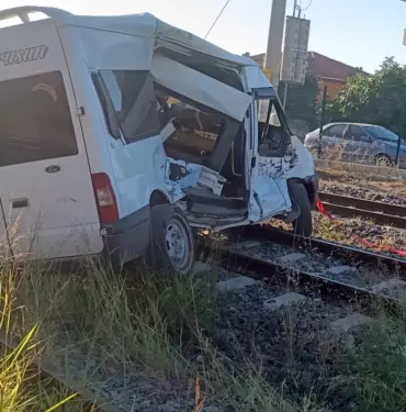 YÜK TRENİ İLE MİNİBÜS HEM ZEMİN GEÇİTTE ÇARPIŞTI 45 METRE SÜRÜKLENEN MİNİBÜSTEN SÜRÜCÜ YARA ALMADAN KURTULDU