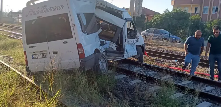 YÜK TRENİ İLE MİNİBÜS HEM ZEMİN GEÇİTTE ÇARPIŞTI 45 METRE SÜRÜKLENEN MİNİBÜSTEN SÜRÜCÜ YARA ALMADAN KURTULDU