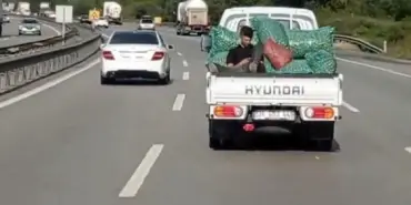 TEM'DE KAMYONET KASASINDA TEHLİKELİ YOLCULUK