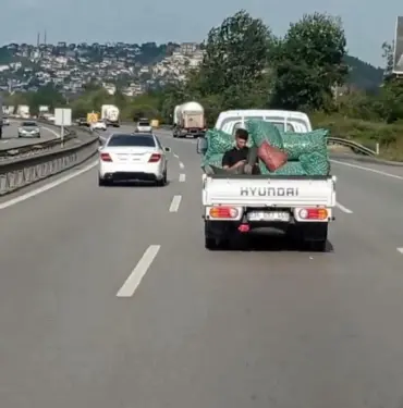 TEM'DE KAMYONET KASASINDA TEHLİKELİ YOLCULUK