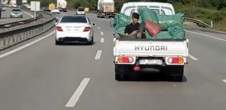 TEM'DE KAMYONET KASASINDA TEHLİKELİ YOLCULUK