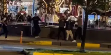 İKİ GRUP CADDE ORTASINDA BİRBİRİNE GİRDİ: SANDALYELER HAVADA UÇUŞTU AVM ÖNÜ BOKS RİNGİNE DÖNDÜ: O ANLAR KAMERADA