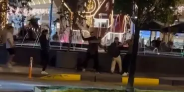 AVM ÖNÜNDE SANDALYELERİN HAVADA UÇUŞTUĞU KAVGADA YENİ DETAYLAR HUSUMETLİ İKİ GRUBUN KAVGASINDA 2 KİŞİ BIÇAKLANDI: 6 ŞÜPHELİ GÖZALTINA ALINDI