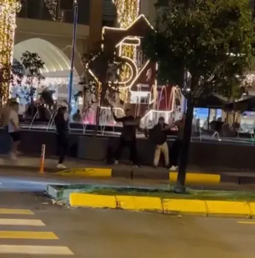 AVM ÖNÜNDE SANDALYELERİN HAVADA UÇUŞTUĞU KAVGADA YENİ DETAYLAR HUSUMETLİ İKİ GRUBUN KAVGASINDA 2 KİŞİ BIÇAKLANDI: 6 ŞÜPHELİ GÖZALTINA ALINDI