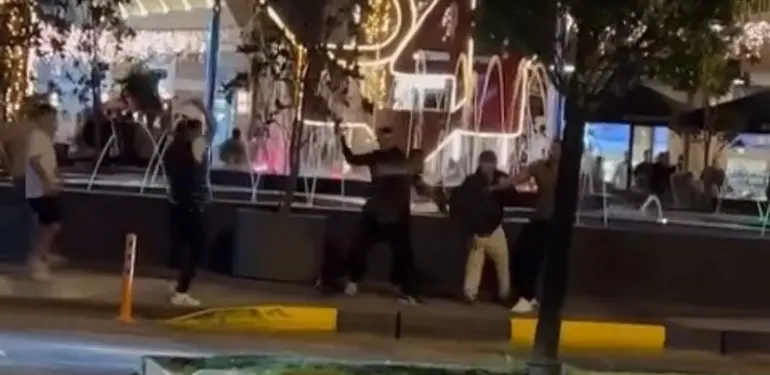AVM ÖNÜNDE SANDALYELERİN HAVADA UÇUŞTUĞU KAVGADA YENİ DETAYLAR HUSUMETLİ İKİ GRUBUN KAVGASINDA 2 KİŞİ BIÇAKLANDI: 6 ŞÜPHELİ GÖZALTINA ALINDI