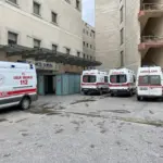 KAYIKLA AÇILDIKLARI GÖLE GİREN ŞAHIS BOĞULMA TEHLİKESİ GEÇİRDİ ŞAHSA AMBULANSTA İŞTE BÖYLE KALP MASAJI YAPTILAR HASTANEYE KALDIRILAN VATANDAŞIN DURUMU CİDDİYETİNİ KORUYOR